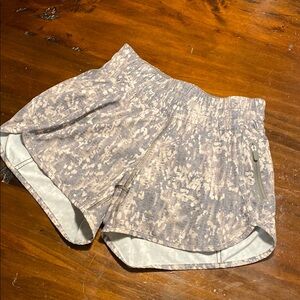 LULULEMON TRACKER V SHORTS🌺